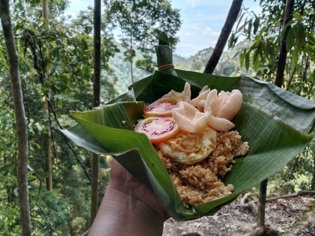 Lunch break in the Gunung Leuser rainforest
